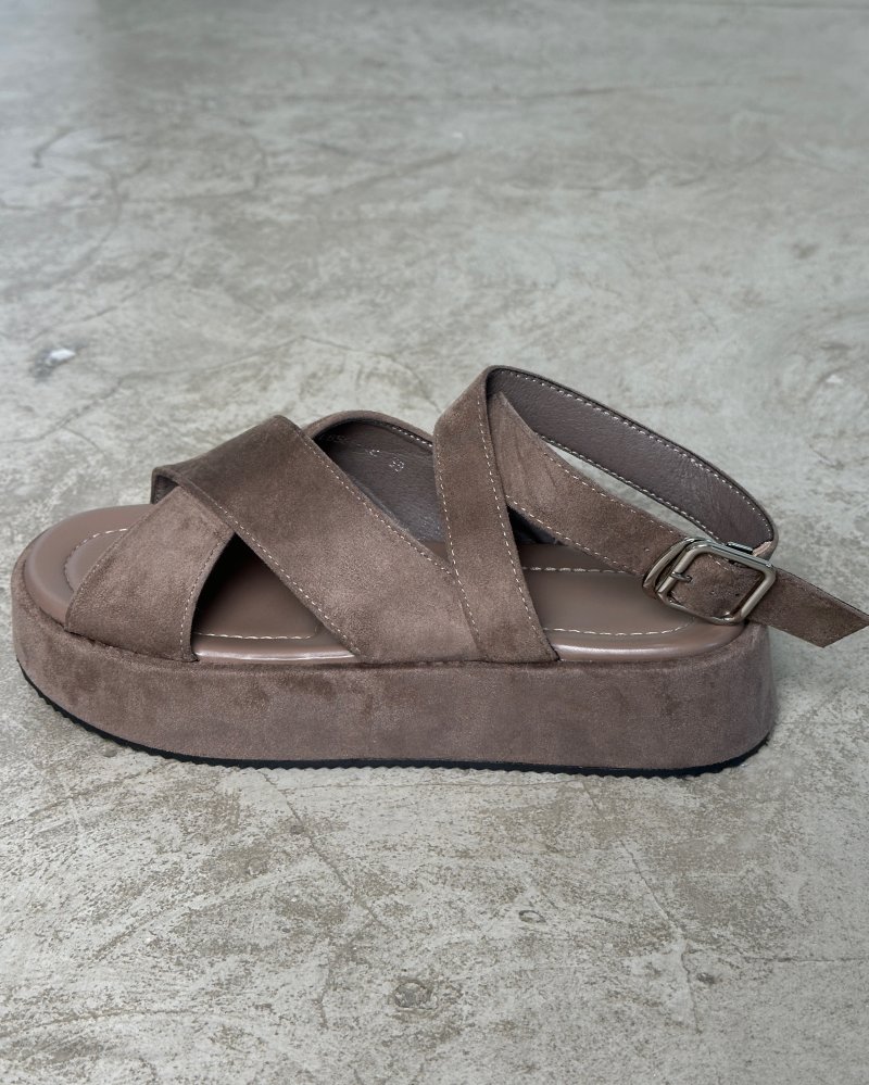 Сандалии на массивной подошве 72451092\323